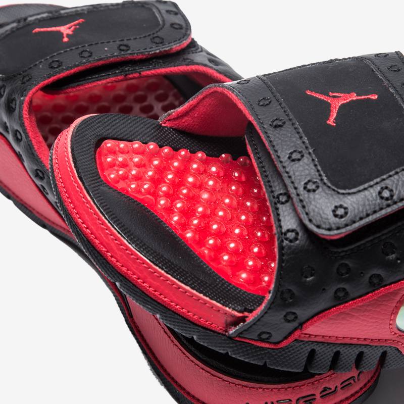 Les sandales claquettes Jordan sont un incontournable pour ceux qui recherchent un mélange parfait entre confort et style décontracté.