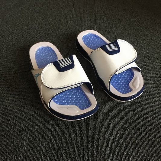 Les sandales claquettes Jordan sont un incontournable pour ceux qui recherchent un mélange parfait entre confort et style décontracté.