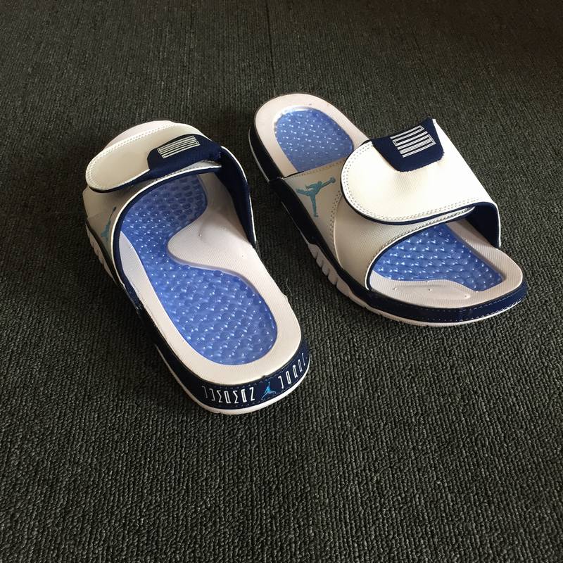 Les sandales claquettes Jordan sont un incontournable pour ceux qui recherchent un mélange parfait entre confort et style décontracté.