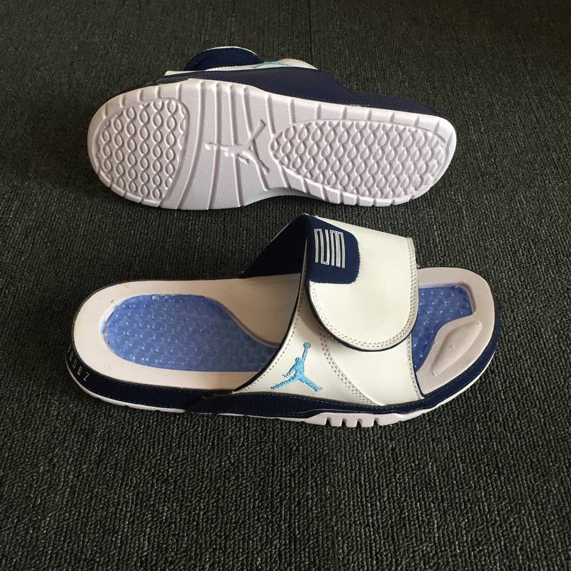 Les sandales claquettes Jordan sont un incontournable pour ceux qui recherchent un mélange parfait entre confort et style décontracté.