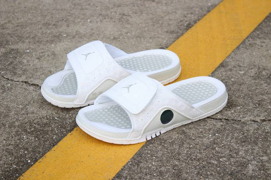 Les sandales claquettes Jordan sont un incontournable pour ceux qui recherchent un mélange parfait entre confort et style décontracté.