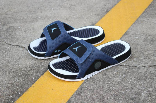 Les sandales claquettes Jordan sont un incontournable pour ceux qui recherchent un mélange parfait entre confort et style décontracté.