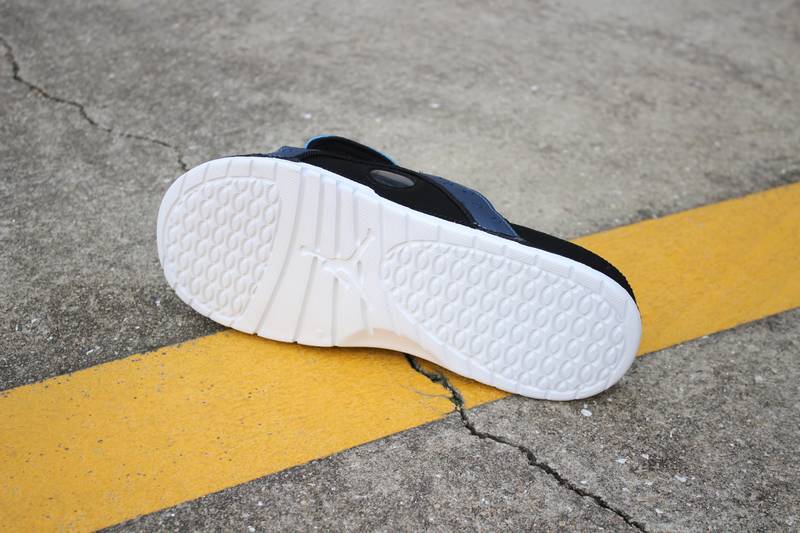 Les sandales claquettes Jordan sont un incontournable pour ceux qui recherchent un mélange parfait entre confort et style décontracté.