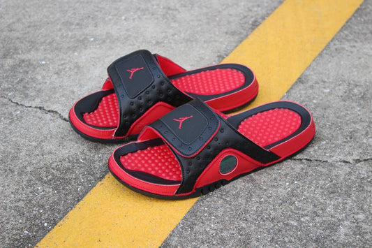 Les sandales claquettes Jordan sont un incontournable pour ceux qui recherchent un mélange parfait entre confort et style décontracté.