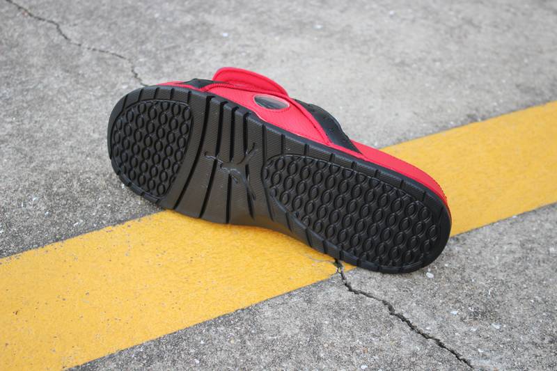 Les sandales claquettes Jordan sont un incontournable pour ceux qui recherchent un mélange parfait entre confort et style décontracté.