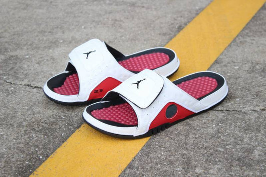 Les sandales claquettes Jordan sont un incontournable pour ceux qui recherchent un mélange parfait entre confort et style décontracté.