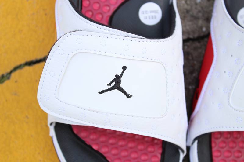 Les sandales claquettes Jordan sont un incontournable pour ceux qui recherchent un mélange parfait entre confort et style décontracté.