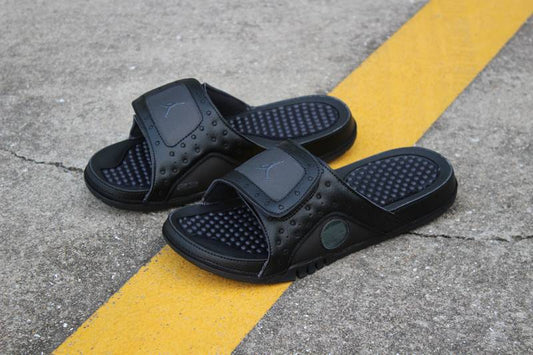 Les sandales claquettes Jordan sont un incontournable pour ceux qui recherchent un mélange parfait entre confort et style décontracté.