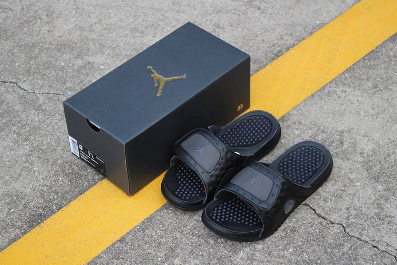 Les sandales claquettes Jordan sont un incontournable pour ceux qui recherchent un mélange parfait entre confort et style décontracté.