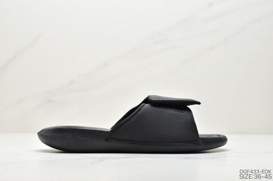 Les sandales claquettes Jordan sont un incontournable pour ceux qui recherchent un mélange parfait entre confort et style décontracté.