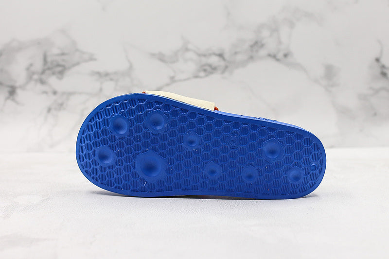 Les sandales claquettes Puma sont la combinaison parfaite entre un design sportif et un confort optimal, idéales pour un usage quotidien.