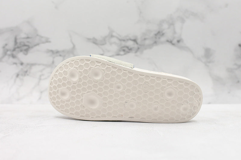 Les sandales claquettes Puma sont la combinaison parfaite entre un design sportif et un confort optimal, idéales pour un usage quotidien.