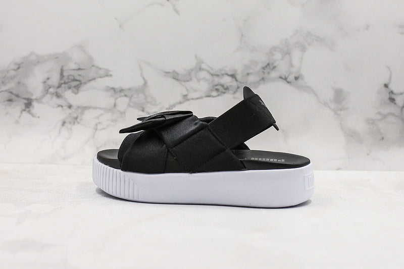 Les sandales claquettes Puma sont la combinaison parfaite entre un design sportif et un confort optimal, idéales pour un usage quotidien.