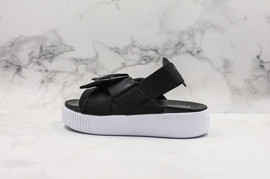 Les sandales claquettes Puma sont la combinaison parfaite entre un design sportif et un confort optimal, idéales pour un usage quotidien.