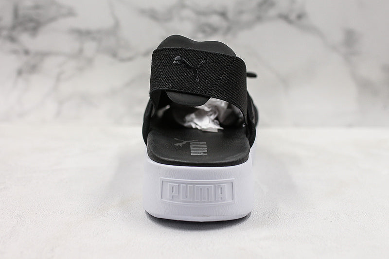 Les sandales claquettes Puma sont la combinaison parfaite entre un design sportif et un confort optimal, idéales pour un usage quotidien.