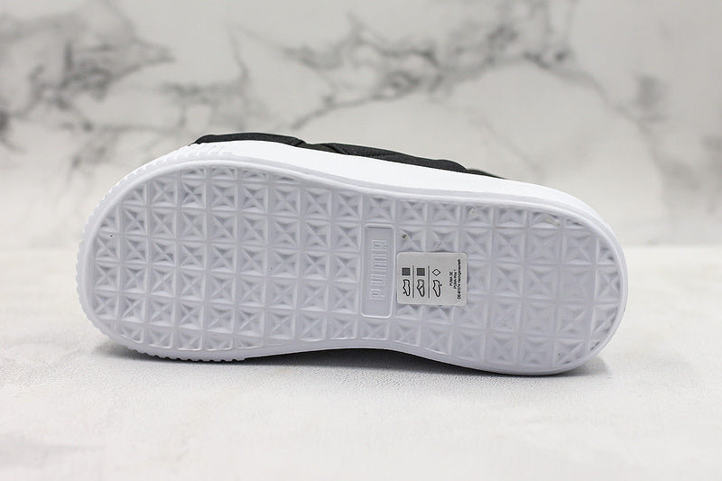 Les sandales claquettes Puma sont la combinaison parfaite entre un design sportif et un confort optimal, idéales pour un usage quotidien.