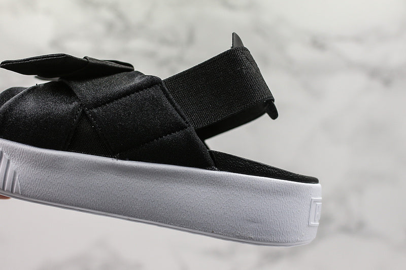 Les sandales claquettes Puma sont la combinaison parfaite entre un design sportif et un confort optimal, idéales pour un usage quotidien.