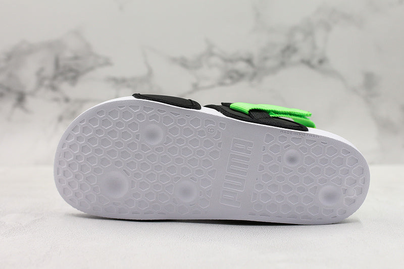 Les sandales claquettes Puma sont la combinaison parfaite entre un design sportif et un confort optimal, idéales pour un usage quotidien.