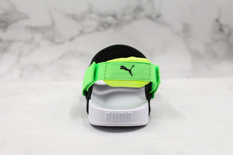 Les sandales claquettes Puma sont la combinaison parfaite entre un design sportif et un confort optimal, idéales pour un usage quotidien.