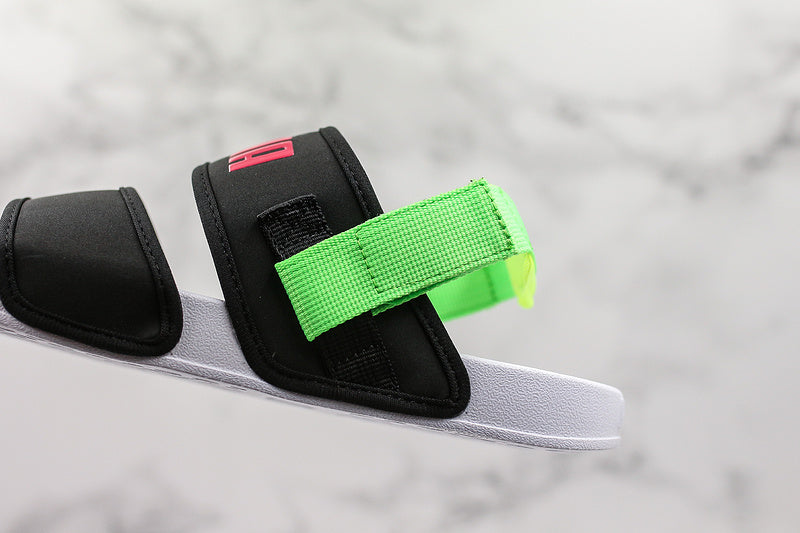 Les sandales claquettes Puma sont la combinaison parfaite entre un design sportif et un confort optimal, idéales pour un usage quotidien.