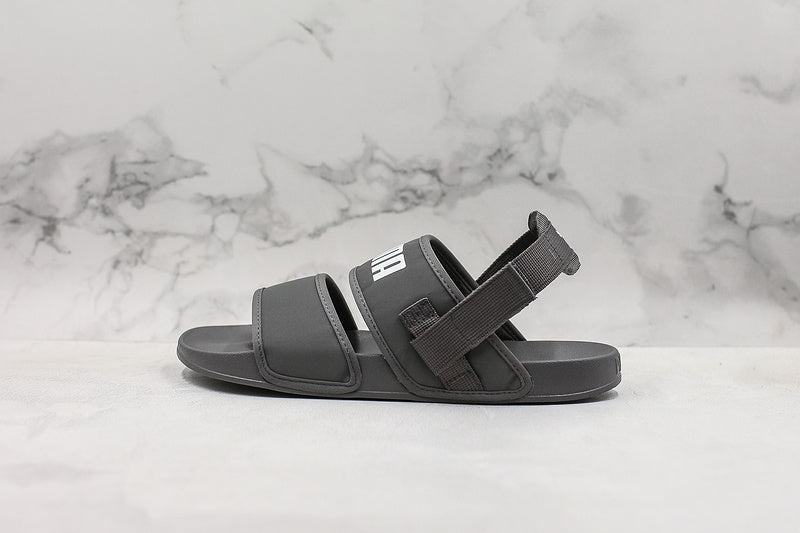 Les sandales claquettes Puma sont la combinaison parfaite entre un design sportif et un confort optimal, idéales pour un usage quotidien.