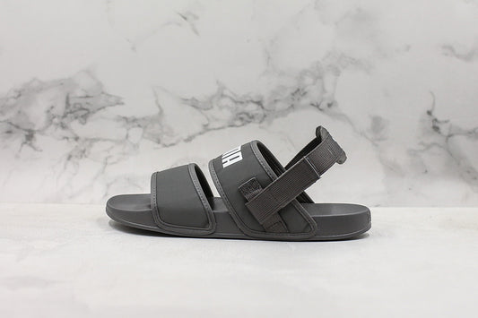 Les sandales claquettes Puma sont la combinaison parfaite entre un design sportif et un confort optimal, idéales pour un usage quotidien.