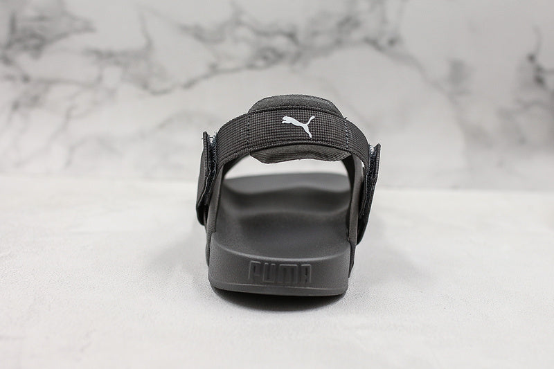 Les sandales claquettes Puma sont la combinaison parfaite entre un design sportif et un confort optimal, idéales pour un usage quotidien.