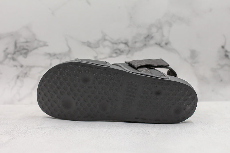 Les sandales claquettes Puma sont la combinaison parfaite entre un design sportif et un confort optimal, idéales pour un usage quotidien.
