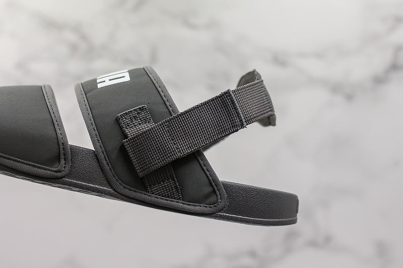 Les sandales claquettes Puma sont la combinaison parfaite entre un design sportif et un confort optimal, idéales pour un usage quotidien.