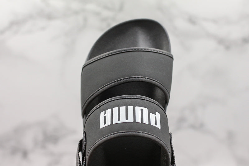 Les sandales claquettes Puma sont la combinaison parfaite entre un design sportif et un confort optimal, idéales pour un usage quotidien.
