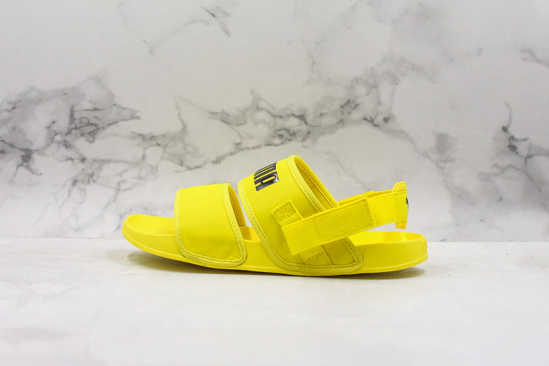 Les sandales claquettes Puma sont la combinaison parfaite entre un design sportif et un confort optimal, idéales pour un usage quotidien.