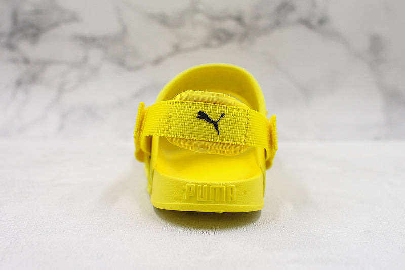 Les sandales claquettes Puma sont la combinaison parfaite entre un design sportif et un confort optimal, idéales pour un usage quotidien.
