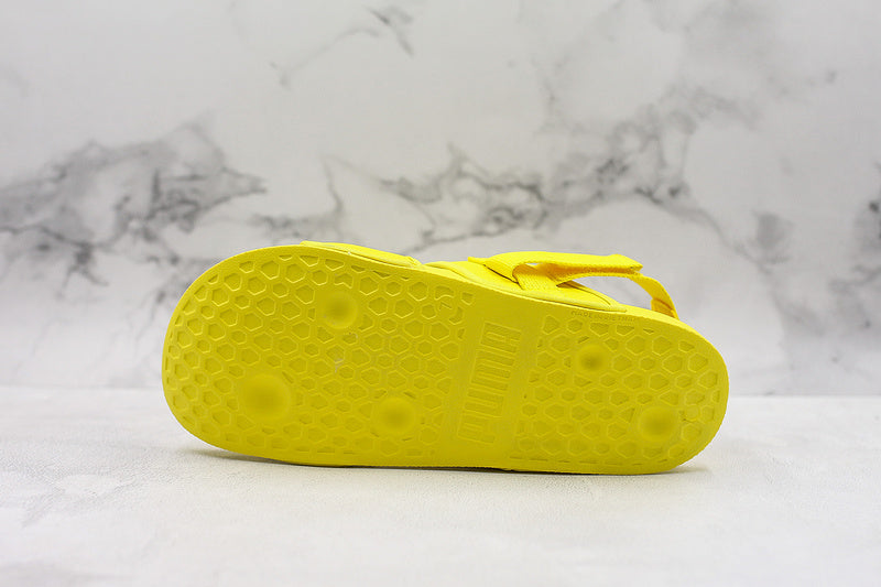 Les sandales claquettes Puma sont la combinaison parfaite entre un design sportif et un confort optimal, idéales pour un usage quotidien.