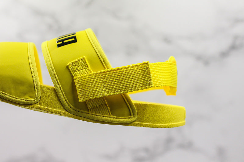 Les sandales claquettes Puma sont la combinaison parfaite entre un design sportif et un confort optimal, idéales pour un usage quotidien.