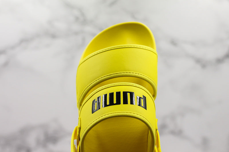 Les sandales claquettes Puma sont la combinaison parfaite entre un design sportif et un confort optimal, idéales pour un usage quotidien.