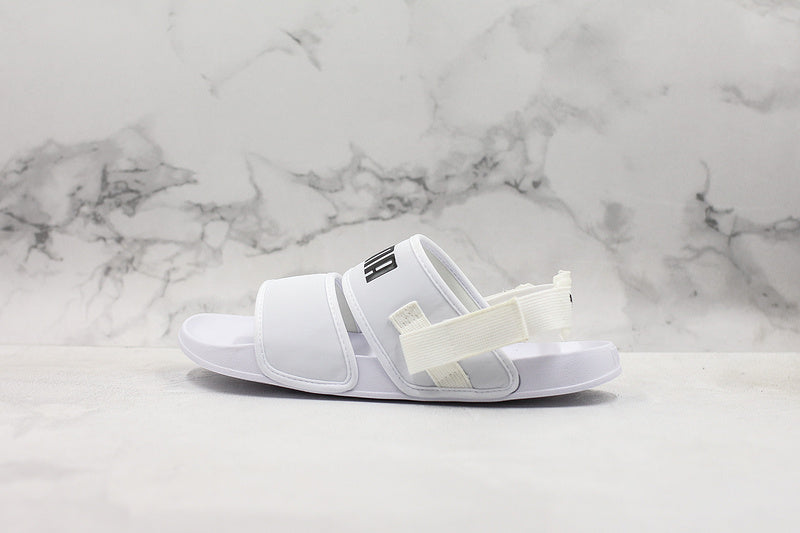 Les sandales claquettes Puma sont la combinaison parfaite entre un design sportif et un confort optimal, idéales pour un usage quotidien.