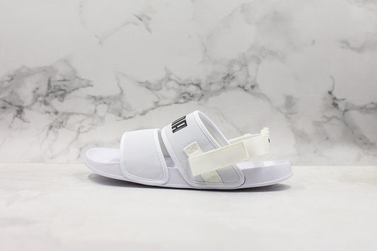 Les sandales claquettes Puma sont la combinaison parfaite entre un design sportif et un confort optimal, idéales pour un usage quotidien.