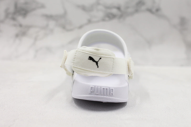 Les sandales claquettes Puma sont la combinaison parfaite entre un design sportif et un confort optimal, idéales pour un usage quotidien.
