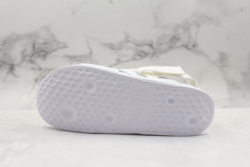 Les sandales claquettes Puma sont la combinaison parfaite entre un design sportif et un confort optimal, idéales pour un usage quotidien.