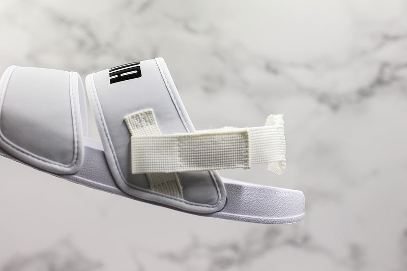 Les sandales claquettes Puma sont la combinaison parfaite entre un design sportif et un confort optimal, idéales pour un usage quotidien.