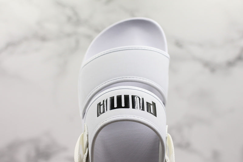 Les sandales claquettes Puma sont la combinaison parfaite entre un design sportif et un confort optimal, idéales pour un usage quotidien.