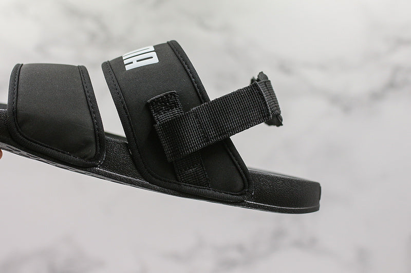 Les sandales claquettes Puma sont la combinaison parfaite entre un design sportif et un confort optimal, idéales pour un usage quotidien.