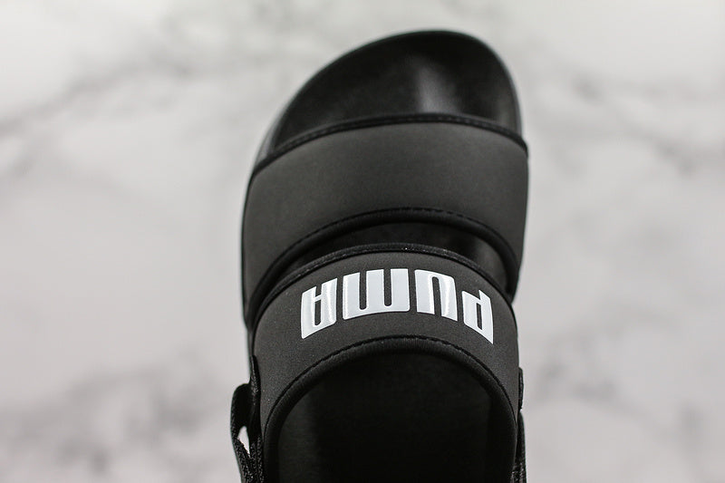 Les sandales claquettes Puma sont la combinaison parfaite entre un design sportif et un confort optimal, idéales pour un usage quotidien.