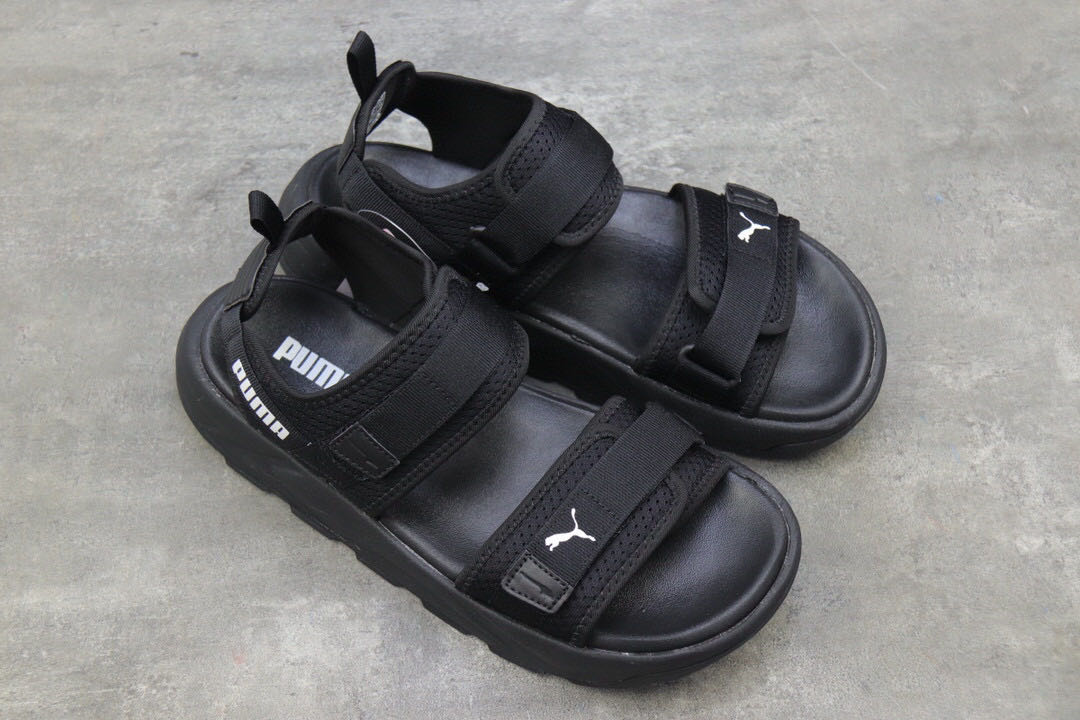 Les sandales claquettes Puma sont la combinaison parfaite entre un design sportif et un confort optimal, idéales pour un usage quotidien.