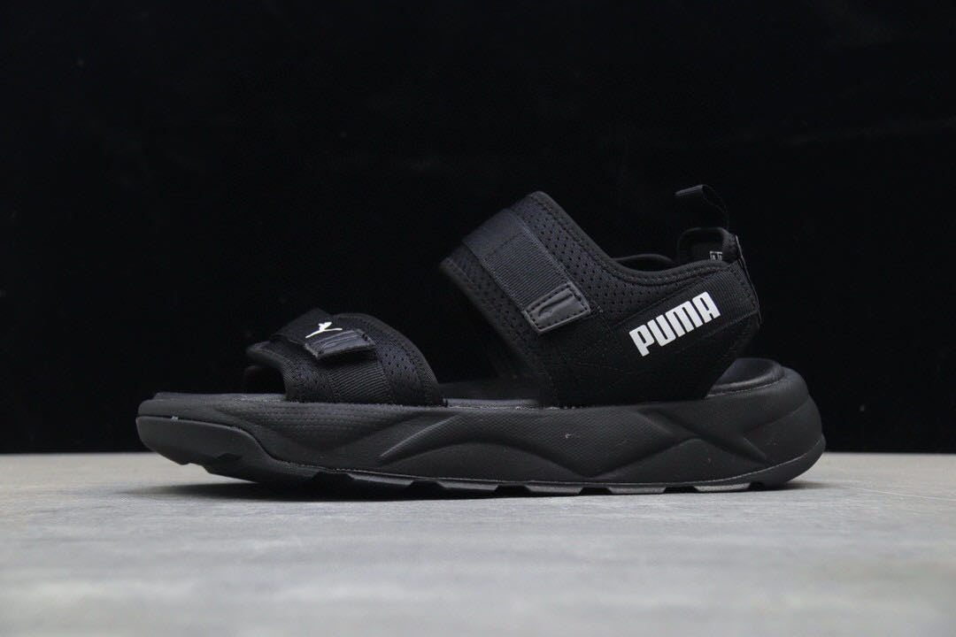 Les sandales claquettes Puma sont la combinaison parfaite entre un design sportif et un confort optimal, idéales pour un usage quotidien.
