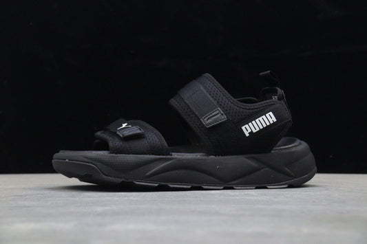 Les sandales claquettes Puma sont la combinaison parfaite entre un design sportif et un confort optimal, idéales pour un usage quotidien.