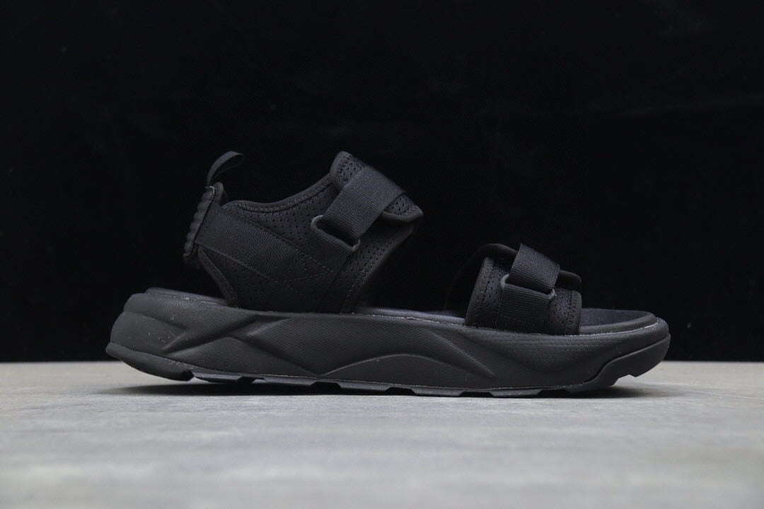 Les sandales claquettes Puma sont la combinaison parfaite entre un design sportif et un confort optimal, idéales pour un usage quotidien.