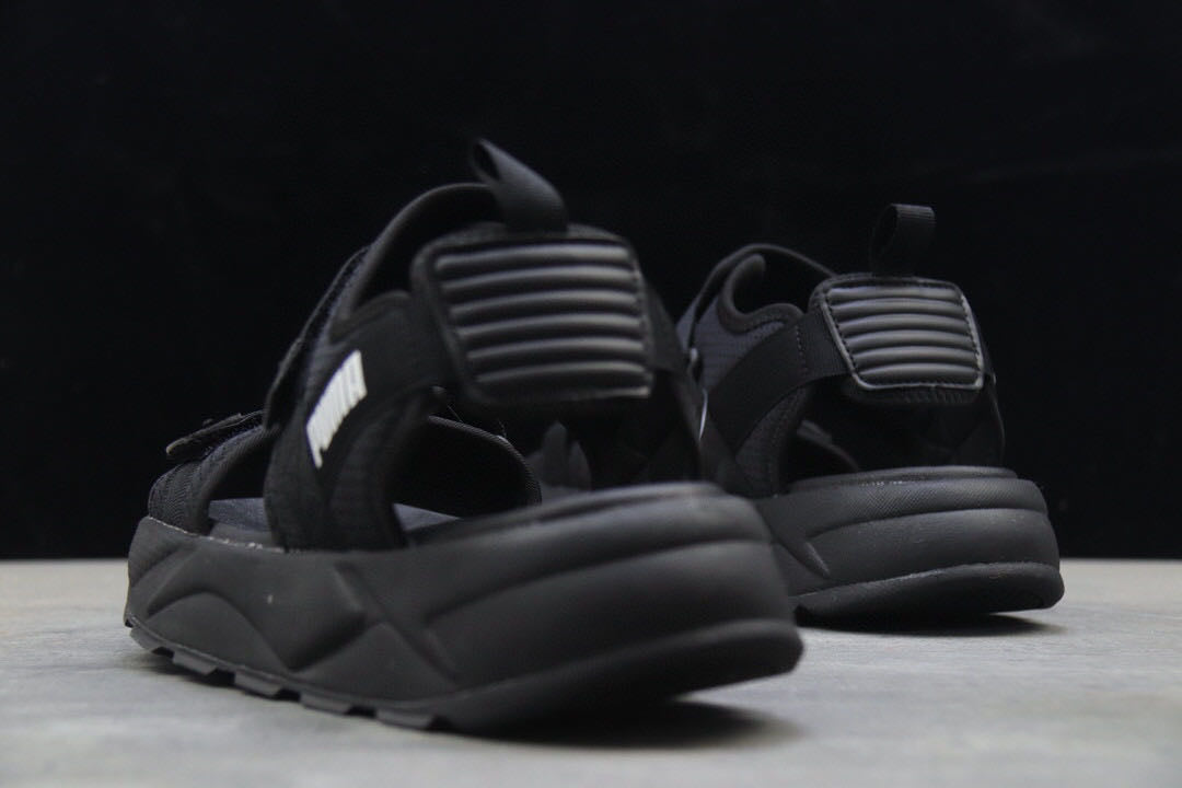 Les sandales claquettes Puma sont la combinaison parfaite entre un design sportif et un confort optimal, idéales pour un usage quotidien.