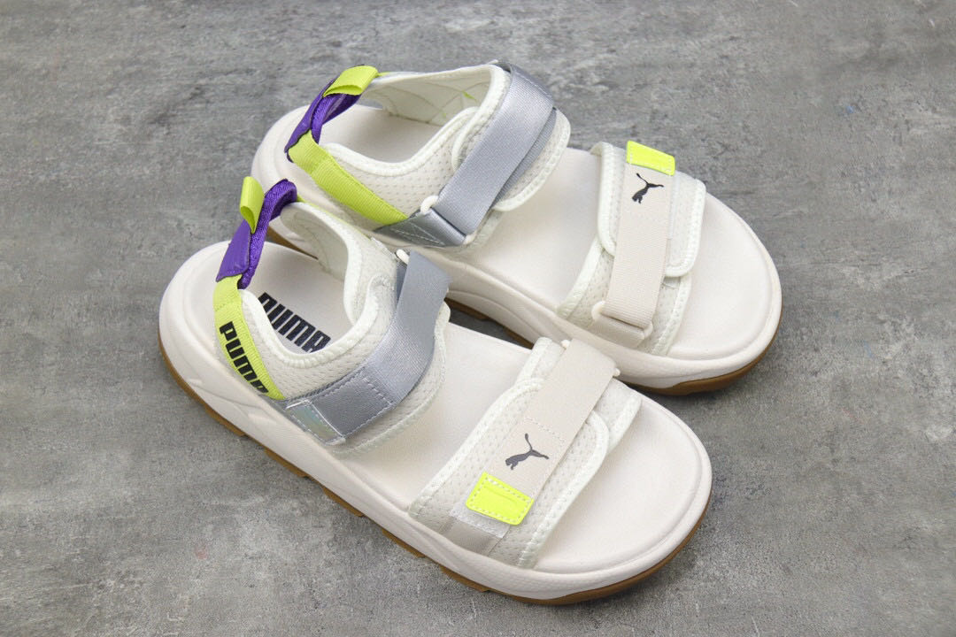 Les sandales claquettes Puma sont la combinaison parfaite entre un design sportif et un confort optimal, idéales pour un usage quotidien.