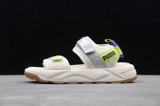 Les sandales claquettes Puma sont la combinaison parfaite entre un design sportif et un confort optimal, idéales pour un usage quotidien.